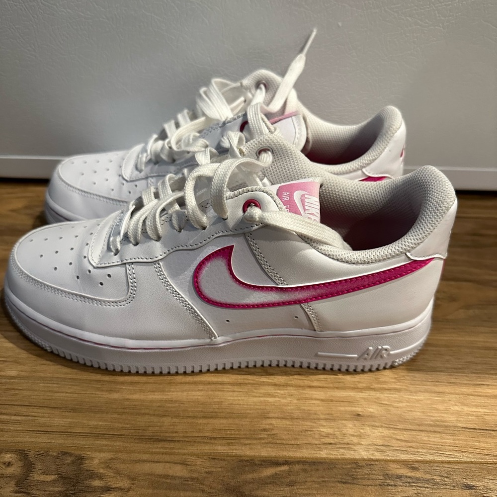 Nike Kids White Low-Top Sneakers with Pink Swoosh